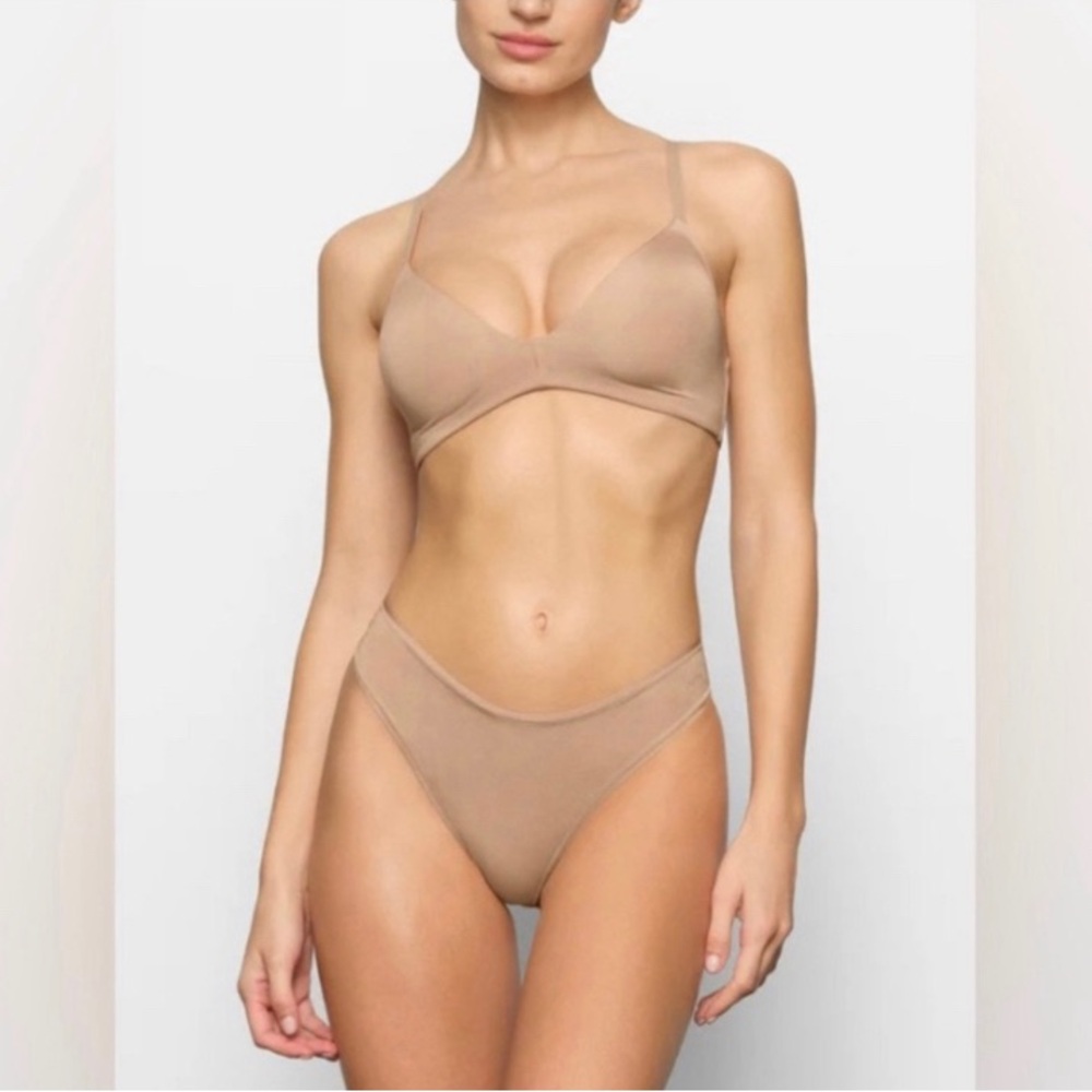 SKIMS Nude/Tan Lightweight Triangle Bra